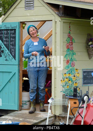 Frau an der Tür Gartenhaus lächelnd, Yarmouth, ME Stockfoto