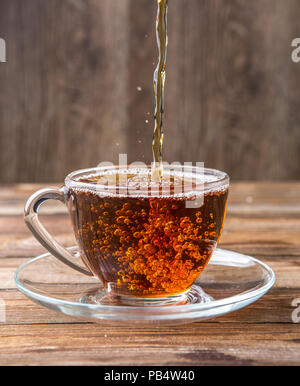 Kaffee gegossen in die Tasse, Untertasse Stockfoto