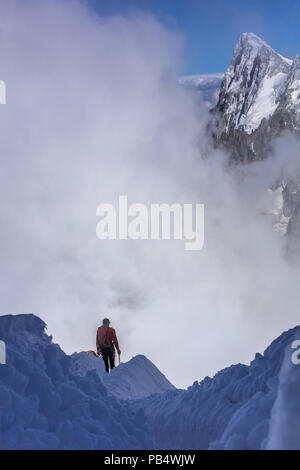 Kletterer auf dem Mont Blanc Massiv. Blick von der Aiguille du Midi-Mount -3,842 m, Frankreich Stockfoto