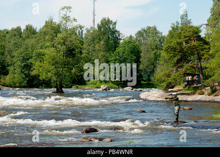 KOTKA, Finnland - 26. JUNI 2016: Fischer in der Nähe von langinkoski Schnelle Kymi Fluss neben der Russische Kaiser Alexander III Fishing Lodge. Stockfoto