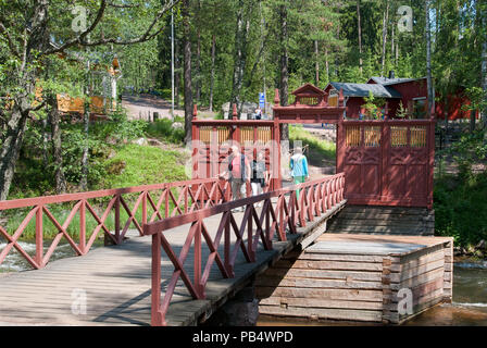 KOTKA, Finnland - 26. JUNI 2016: Menschen auf der Brücke auf dem Territorium des russischen Kaisers Alexander III Fishing Lodge in der Nähe von langinkoski Schnelle Stockfoto