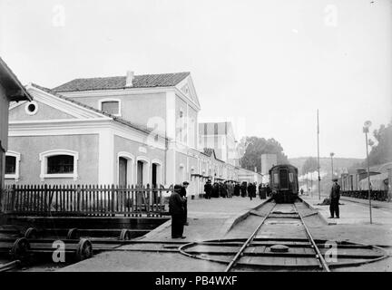 . Englisch: Unbekannt Bahnhof, wahrscheinlich in Spanien, als Cais do Sodré mislabeled Bahnhof." (sic!) "Português: Estação Ferroviária do Cais do Sodré" (sic!)". Em Portugal, Lisboa, Lisboa, São Paulo. Beitritt: 1975: 0112: 2006: Kap. Chusseau-Flaviens Titel: Lisbonne Gare Caes do Sodré" (sic!)" Datum: Ca. 1900-1919 Medium: negativ, Gelatine auf Glas Abmessungen: 9 x 12 cm. George Eastman Museum einheimische Name George Eastman House International Museum für Fotografie und Film Lage Rochester, Vereinigte Staaten von Amerika Koordinaten 43° 09? 07.56? N, 77° 34? 49.08? W etabliert Stockfoto