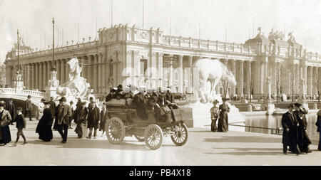 1822 Besucher einen Tagesritt World Messe Auto Transit Company elektrische Auto Bus durch das Plaza St. Louis at the World's Fair 1904 Stockfoto