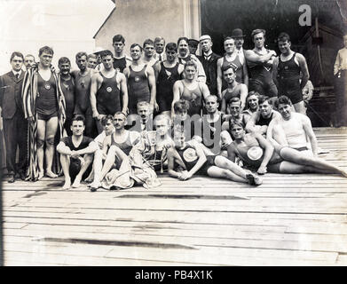 732 Gruppe von Wettbewerbern, die in den Swimmingpools Veranstaltungen an der 1904 Olympics Stockfoto