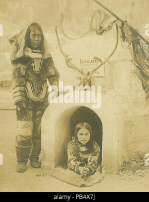 809 Inuit Mann mit Nancy Columbia in Tür Iglu auf der Hecht an der World's Fair 1904 Stockfoto