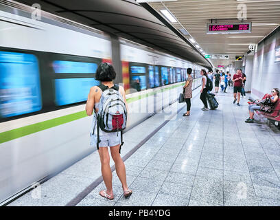 Athen, Griechenland - 29. Juni 2018. Touristen warten auf einen Zug in einem Athener U-Bahn Station. Stockfoto