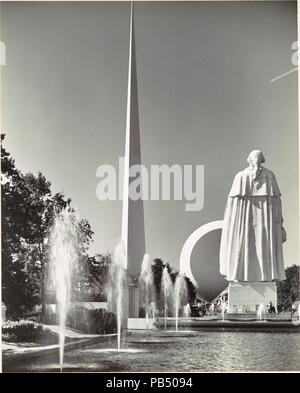 [Brunnen, 1939 in New York World's Fair, mit Trylon und Perisphere im Hintergrund]. Artist: Samuel H. Gottscho (American, 1875-1971). Abmessungen: 31,7 x 25,4 cm (12 1/2 x 10 in.). Datum: Ca. 1939. Museum: Metropolitan Museum of Art, New York, USA. Stockfoto