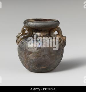 Glas aryballos (Öl Flasche). Kultur: Roman. Abmessungen: Insgesamt: 1 1/2 in. (3.8Cm). Datum: Mitte 1.-3.Jh. N.CHR.. Kleinen, dickwandigen Öl Flasche. Farblos mit grünem Farbton und lila Streifen; gleiche Farbe Griffe. Rim ausgeklappt, über, und in, bilden kleine, zentrale Mund; kurz, konkaven Nacken; Hocke, kugelförmigen Körper; Dick unten mit Kick und großen pontil Narbe; zwei Handgriffe in großen Pads zum oberen Körper angewandt, je Seite und Hals gezogen, ausgeklappt und über sich. Intakt; Mattierung, leichte Risse, und die meisten von Oberflächen mit irisierenden Verwitterung abgedeckt. Museum: Metropolitan Museu Stockfoto