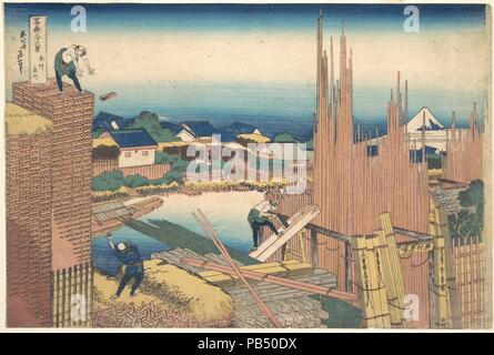 Tatekawa in Honjo (honjo Tatekawa), aus der Serie 36 Ansichten des Berges Fuji (Fugaku sanjurokkei). Künstler: Katsushika Hokusai (Japanisch, Tokyo (EDO) 1760-1849 Tokyo (EDO)). Kultur: Japan. Abmessungen: 10 1/16 x 15 in. (25,6 x 38,1 cm). Datum: Ca. 1830-32. Honjo war ein Bezirk für lumberyards. Mount Fuji späht durch die Planken, in so einem Yard gestapelt Neben der Tate Kanal. Die Zahlen in der Drucken sind vollständig in ihre Arbeit aufgenommen, die von der stattlichen Vista von Fuji unberührt. In der unteren rechten, einige Bretter, stand in einem Frame mit verschiedenen Kennzeichnungen und Aufschriften: "Die Stockfoto