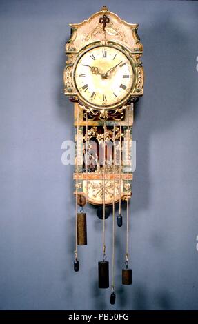 Spieluhr. Kultur: Deutsch. Abmessungen: Größte Breite: 42,5 x Insgesamt L. ohne Seile: 105 cm (16 3/4 x 41 5/16 in.) c1: 54,6 cm; c2; c3 25,6 cm 12,0 cm.. Schöpfer: Martin Vanlo?. Datum: Ca. 1800. Auch ein 'Hackbrett' oder 'Harfe clock" genannt, diese Timekeeper markiert die Stunden mit einem Repertoire von sechs populäre Melodien sowie eine Glocke. Unter dem Zifferblatt ist ein sound Box mit Kabel Zeichenfolgen, die durch 16 kleine Hämmer, die von einer fixierten Zylinder aktiviert angeschlagen werden. Eine geschnitzte lackiert Panel zeigt eine Schäferin und ihre Herde verbirgt sich die Saiten. Eine von Hand zu betätigende Stumm schweigen die Musik in der Nacht. Museum: Metropolitan Stockfoto