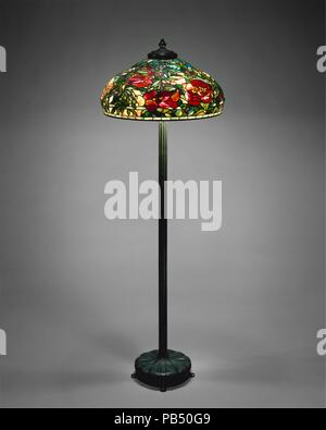 Stehleuchte. Kultur: American. Designer: Das von Louis Comfort Tiffany (American, New York 1848-1933 New York). Abmessungen: H.63. (160 cm); Durchm. 22 in. (55,9 cm). Teekocher: Tiffany Studios (1902-32). Datum: 1904-15. Tiffany's Liebe zur Natur kann in vielen seiner Bleiglasfenstern und Lampenschirme, daß Anpassungen der Blumen zeigen gesehen werden. Die päonie inspiriert diese aufwändige Schatten auf eine Bronze Boden Standard gesetzt. Seine bunten Blüten, etwas unterschiedlich in der Farbe von hellrosa bis tief rot, Ausbrechen aus grünen grünen Laub in zahlreichen Schattierungen von Grün. Die Größe und die Form der Ind Stockfoto