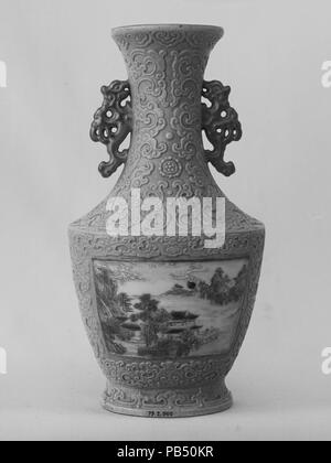 Wandvase. Kultur: China. Abmessungen: H. 6 3/4 in. (17,1 cm); W. 3 1/2 in. (8,9 cm). Datum: Ende des 18. Jahrhunderts. Museum: Metropolitan Museum of Art, New York, USA. Stockfoto