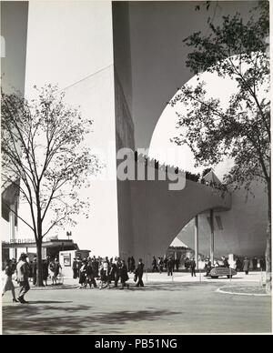 [1939 in New York World's Fair, Eintritt zur Perisphere]. Artist: Samuel H. Gottscho (American, 1875-1971). Abmessungen: 31,4 x 25,5 cm. (12 3/8 x 10 1/16 in.). Datum: Ca. 1939. Museum: Metropolitan Museum of Art, New York, USA. Stockfoto