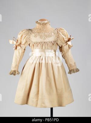 Kleid. Kultur: Französisch. Department Store: Bon Marché (Französisch, gegründet. 1852). Datum: 1895. Dieses bezaubernde Mädchen Party Kleid war in Paris durch allgemeine und Frau John B. Woodward 1895 erworben und an Elizabeth Haynes gegeben. Von der renommierten Kaufhaus Au Bon Marché hergestellt, es ist ein Beispiel für High End für Kinder bereit - vom Kaufhaus produziert zu tragen. Von Interesse ist die Einhaltung der Mode für volle Ärmel des Zeitraums für die jungen Träger. Museum: Metropolitan Museum of Art, New York, USA. Stockfoto