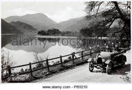 Autofahren entlang Ullswater, Herbert Engineering Oldtimer, Alte Ansichtskarte von 1929 Stockfoto