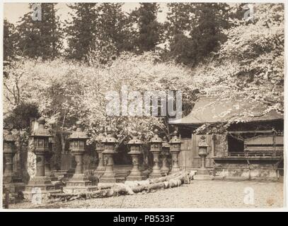 Ueno Tosho-gu, Tokio, Japan. Artist: Adolf de Meyer (Amerikanische (Frankreich) geboren, Paris 1868-1946 Los Angeles, Kalifornien). Abmessungen: 14,5 x 19,8 cm. (5 11/16 x 7 13/16 in.). Datum: 1900. Museum: Metropolitan Museum of Art, New York, USA. Stockfoto