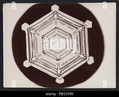 [Snow Crystal]. Artist: Wilson Alwyn Bentley (American, 1865-1931). Abmessungen: Bild: 3. × 3 1/4 in. (7,6×8,3 cm): 3 x 4-in. (7,6 × 10,1 cm). Datum: 1890S-1920s. Museum: Metropolitan Museum of Art, New York, USA. Stockfoto