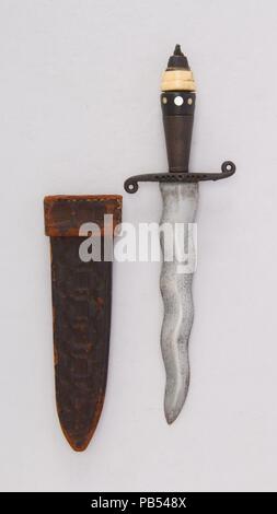 Dolch mit Scheide. Kultur: Philippinische, Mindanao. Abmessungen: H. mit Scheide 9 1/8 in. (23,2 cm); H. ohne Ummantelung 8 7/8 in. (22,5 cm); H. von Blade 5 3/4 in. (14,6 cm); W. 2 5/8 in. (6,7 cm); Wt. 3.7 oz. (104,9 g); Gew. der Ummantelung 1.5 oz. (42,5 g). Datum: 18. bis 19. Jahrhundert. Museum: Metropolitan Museum of Art, New York, USA. Stockfoto