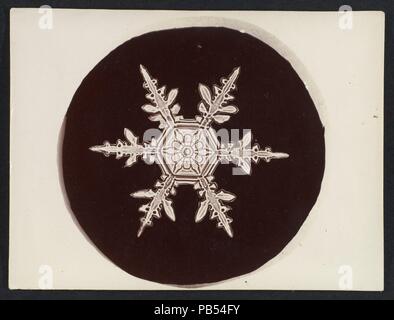 [Snow Crystal]. Artist: Wilson Alwyn Bentley (American, 1865-1931). Abmessungen: Bild: 2 3/4 x 2 7/8 in. (7×7,3 cm): 3 x 4-in. (7,6 × 10,2 cm). Datum: 1890S-1920s. Museum: Metropolitan Museum of Art, New York, USA. Stockfoto