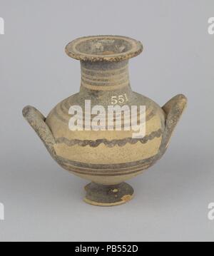 Juglet. Kultur: Zypriotische. Abmessungen: 3 13/16-in. (9.7Cm). Datum: 1050-950 v. Chr.. Miniatur Amphora mit geraden und Wellenlinien. Museum: Metropolitan Museum of Art, New York, USA. Stockfoto