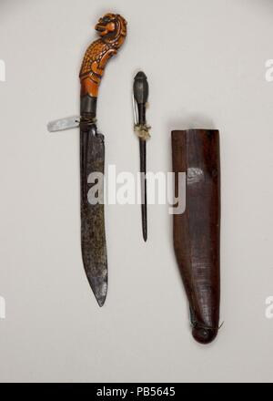 Messer (Piha Kaetta) mit Stift und Hülse. Kultur: Sri Lankan. Abmessungen: L. mit Scheide 9 5/8 in. (24,4 cm); L.ohne Ummantelung 8 3/4 in. (22,2 cm); W. 1 1/2 in. (3,8 cm); Wt. 3.2 oz. (90,7 g); Gew. der Ummantelung 2.1 oz. (59,5 g), Stift (C); H.5 1/8 in. (13 cm); Wt. 1 oz. (28,3 g). Datum: 18. bis 19. Jahrhundert. Museum: Metropolitan Museum of Art, New York, USA. Stockfoto