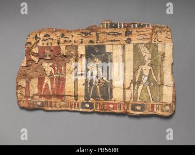 Fragment der cartonnage, drei Gottheiten. Abmessungen: H 20,5 cm (8 1/16 in.); L.34,4 cm (13 9/16 in.). Datum: 200 v. Chr.-200 N. Eine Mumie zu umhüllen, cartonnage besteht aus sieben Schichten Leinen zusammen verputzt eine harte Schale zu bilden. Sichtbar auf dieser Fragment sind drei Götter: Auf der rechten Seite ist der Schöpfergott Atum in die Doppelkrone; durch den RAM-headed Gott chnum folgte, und dann Hapy, Personifizierung der Fruchtbarkeit durch den Nil gebracht. Eine Inschrift in grob skizziert Hieroglyphen läuft von rechts in die Band über ihre Köpfe nach links. Der etwas unbeholfenen Styl Stockfoto