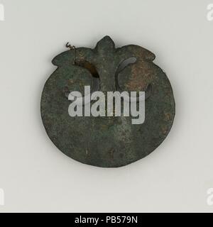 Horse Tack Ornament. Kultur: Römisch-deutschen. Abmessungen: Durchm. 2 1/2 in. (6,4 cm); Wt. 1 oz. (28,3 g). Datum: 2.-3.Jahrhundert. Dieses kleine bronze Element, als <i> pelta</i> Schild, das Pferd tack eines German-Roman rider eingerichtet, wahrscheinlich in der Kaiserlichen Armee kämpfen geprägt. Die <i>pelta</i> wurde die traditionelle Thrakischen leichte Infanterie Schild während der hellenistischen Zeit, und der Abschirmung des legendären Amazonen. Während der Römischen Zeit als Apotropaic ornament (ein Schutz vor dem bösen Blick) und vielleicht ein Symbol für die Tugenden des Kriegers verwendet wurde. Museum: Metropolitan Museum of Art, New York, Stockfoto