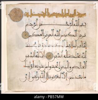 Folio aus der Koran Manuskript. Abmessungen: H. 21 1/16-in. (53,5 cm) W. 22. (55,9 cm). Datum: Ende des 13. Anfang des 14. Jahrhunderts. Dieses große Folio kommt aus einem herrlichen 2-Band Qur'an. In Spanien, wie in Nordafrika, Qur'an Handschriften und Qur'anic Kalligraphie erhalten archaische Merkmale weiter im Osten längst aufgegeben. Diese Funktionen umfassen die Verwendung von Pergament statt poliert Papier, ein quadratisches Format, und Tiefen, abgerundeten Buchstaben klemmen, wie in diesem Beispiel gesehen. Museum: Metropolitan Museum of Art, New York, USA. Stockfoto