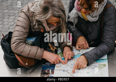 Porto, Portugal, 05. Mai 2018: Zwei ältere weibliche Freunde oder Touristen auf einer Karte der Stadt für weitere Reisen suchen und diskutieren. Stockfoto