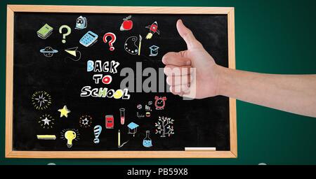 Hand mit Daumen nach oben und zurück in die Schule Bildung Zeichnung auf blackboard für Schule Stockfoto