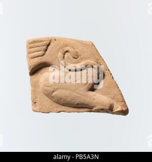 Fragment einer Terrakotta Plakette. Kultur: Griechisch, Kretische. Abmessungen: 5 x 3 1/2 in. (12,7 cm x 8,8 cm). Datum: 6. Jahrhundert v. Chr.. Hinterhand einer Sphinx oder Griffin. Museum: Metropolitan Museum of Art, New York, USA. Stockfoto