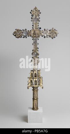 Vortragekreuz. Kultur: Spanisch. Abmessungen: Insgesamt: 36 11/16 x 16 x 4 cm. (93,2 x 40,6 x 10,5 cm). Datum: Ca. 1450. Für processional verwenden, anstatt für stationäre Platzierung auf einem Altar vorgesehen, dieses Kreuz von einem Typ ist, der in Nordspanien entwickelt, die ursprünglich enthalten hätte, transluzente Emaille Plaketten, wie jene, die in der Nähe ausgestellt. Die zentrale Medaillon auf der Vorderseite zeigt Christus in Majestät, mit der Trauer Jungfrau auf der linken Klemme und Adam aus dem Grab an der Basis steigt, während an der Spitze ist ein Bild, in Anspielung auf die selbstaufopferung der Gottesfürchtigen pelican Um sa Stockfoto