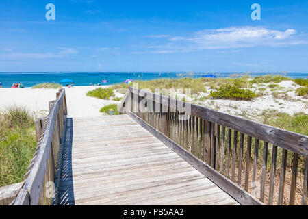 Holzsteg an den Strand am Golf von Mexiko in Venedig Florida auf einem klaren, blauen Himmel Sommer Tag Stockfoto