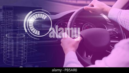 Mann, der im Auto mit Heads Up Display Schnittstelle Stockfoto