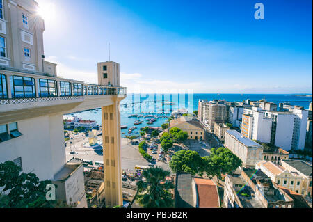 Einen herrlichen Blick auf die Skyline der Stadt Salvador, Brasilien mit Lacerda Aufzug, Bucht aller Heiligen, und alte untere Stadt Architektur am Horizont Stockfoto