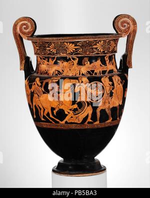 Terrakotta Spiralgehäuse-Krater (Schüssel für das Mischen von Wein und Wasser). Kultur: Griechisch, Dachboden. Abmessungen: H. 25 in. (63,5 cm). Datum: Ca. 450 v. Chr.. Auf dem Hals, Vorderseite, Kampf der Kentauren und Lapithen; Reverse, Jugendlichen und Frauen um den Körper, Amazonomachy (Schlacht zwischen den Griechen und den Amazonen) Die alten Griechen fast nie dargestellt zeitgenössischen oder historischen Ereignissen in der Kunst so, während literarische Werke des fünften Jahrhunderts v. Chr. klar, dass die Griechen die Höhe ihres Sieges in der Persischen Kriege verstanden, es gab keine Besorgnis unter den Künstlern wichtige Ereignisse oder Persönlichkeiten zu illustrieren. Stattdessen Stockfoto