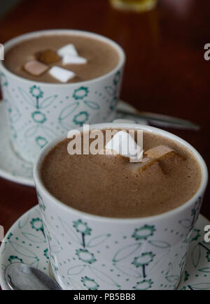 Tasse heiße Schokolade mit Marsh Malven auf der Oberseite. Stockfoto