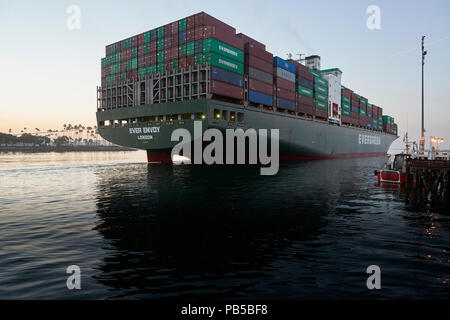 Die riesigen EVERGREEN Container schiff, je Gesandten verlässt den Hafen von Los Angeles In den engen Los Angeles wichtigste Kanal, vorbei an den Hafen Pilot Pier. Stockfoto