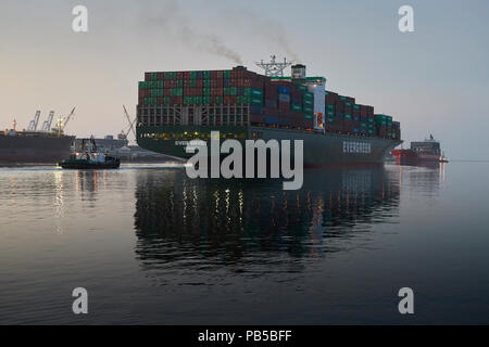 Die riesigen EVERGREEN Container schiff, JE ENVOY fährt der Hafen von Los Angeles. Das Bestehen eines anderen Frachtschiff der engen Los Angeles. USA. Stockfoto