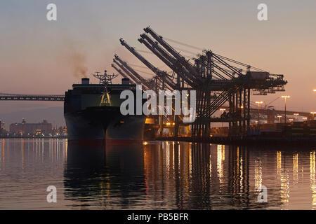 EVERGREEN Container Ship, EVER GESANDTER verlässt das EVERPORT Container Terminal im Hafen von Los Angeles bei Sunrise. Kalifornien, USA. Stockfoto