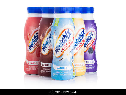 LONDON, Großbritannien - 29 Juli, 2018: Kunststoffflaschen Weetabix Frühstück trinken Energie Fibre Protein auf weißem Hintergrund. Stockfoto