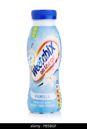 LONDON, Großbritannien - 29 Juli, 2018: Kunststoff Flasche Weetabix Frühstück trinken Energie Faser Protein mit Vanille Aroma auf weißem Hintergrund. Stockfoto