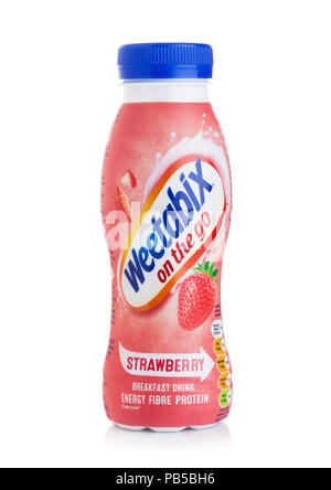 LONDON, Großbritannien - 29 Juli, 2018: Kunststoff Flasche Weetabix Frühstück trinken Energie Faser Protein mit Erdbeeraroma auf weißem Hintergrund. Stockfoto