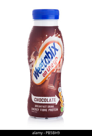 LONDON, Großbritannien - 29 Juli, 2018: Kunststoff Flasche Weetabix Frühstück trinken Energie Faser Protein mit Schokolade Aroma auf weißem Hintergrund. Stockfoto