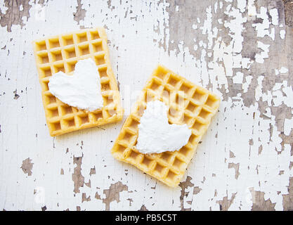 Sehr schöne Belgische Waffeln auf einem alten Tisch. Stockfoto