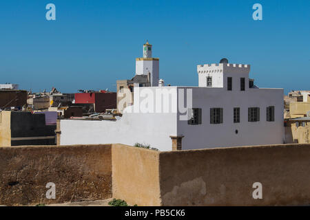 Blick auf die Stadt in der ehemaligen portugiesischen Festung. Die Dächer der Häuser und einem Turm. Strahlend blauen Himmel. El Jadida, Marokko. Stockfoto