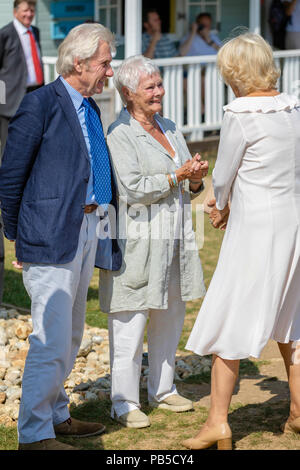 Ihre königliche Hoheit die Herzogin von Cornwall trifft Dame Judi Dench (Mitte) und ihr Partner David Mills während ihres Besuchs in Osborne auf der Isle of Wight. Abbildung d Stockfoto