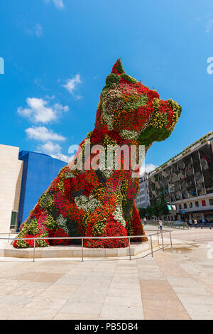 Bilbao Jeff Koons, Blick auf das riesige Jeff Koons Welpen aus echten Blumen gelegen außerhalb des Guggenheim Museum in Bilbao, Nordspanien Stockfoto