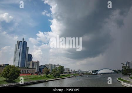 Stadtzentrum. Minsk ist die Hauptstadt von Belarus. Damm des Flusses Swislotsch. Palais des Sports. Stockfoto