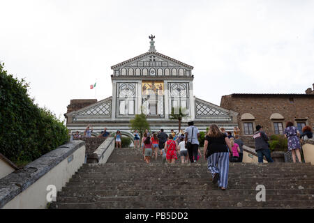 Die Kirche San Miniato al Monte (Florenz, Italien). Seine Fassade - zurückgehend Jahrhundert XII Th - ist von außergewöhnlicher Eleganz. Stockfoto